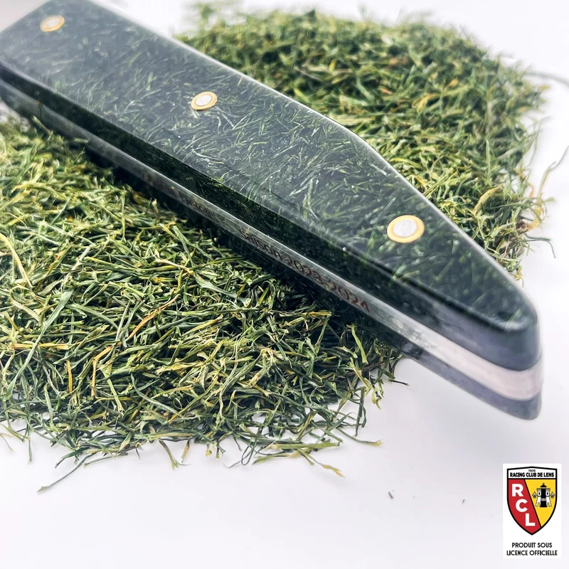 Couteau de cuisine sous licence officielle du RC Lens avec son manche en pelouse du stade Bollaert-Delelis 2024-2025