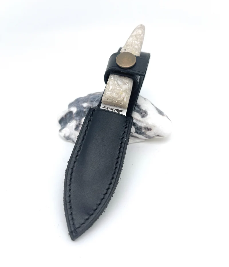 Etui en cuir noir pour couteau à huitres