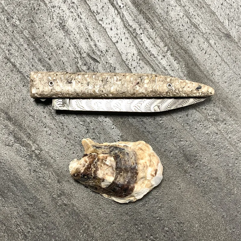 Couteau avec son manches coquilles d'huîtres recyclées et sa lame en Damas