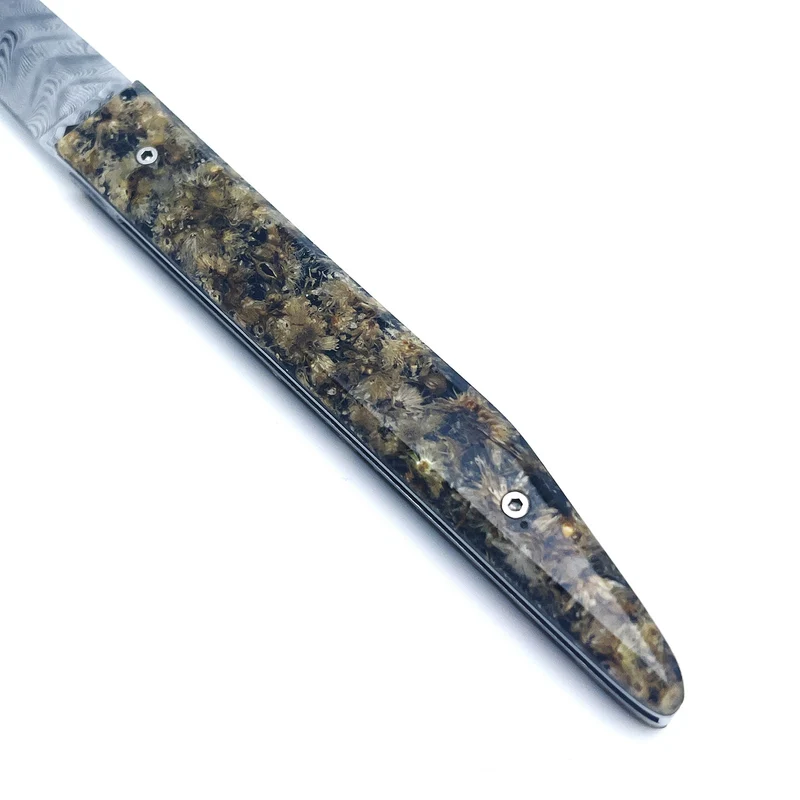 Couteau avec son manches en fleurs d'immortelles et sa lame en Damas