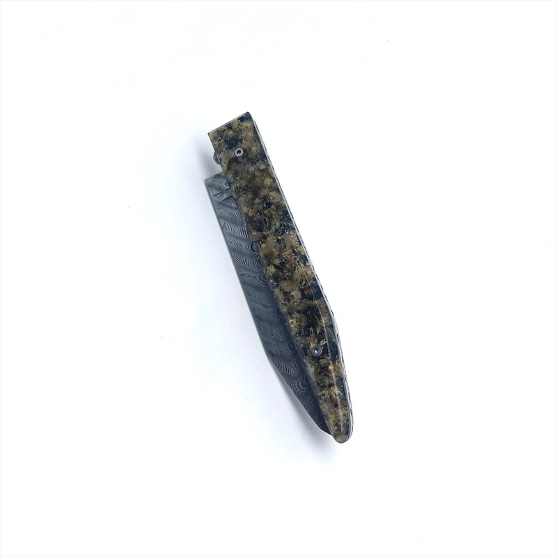 Couteau avec son manches en fleurs d'immortelles et sa lame en Damas