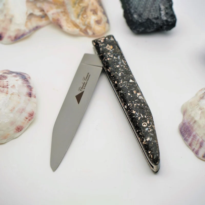 Couteau manche en coquilles d'huitres et charbon
