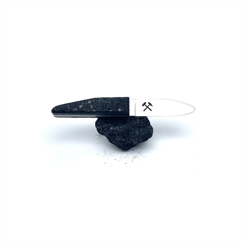 Couteau pour enfant avec un manche en charbon brut
