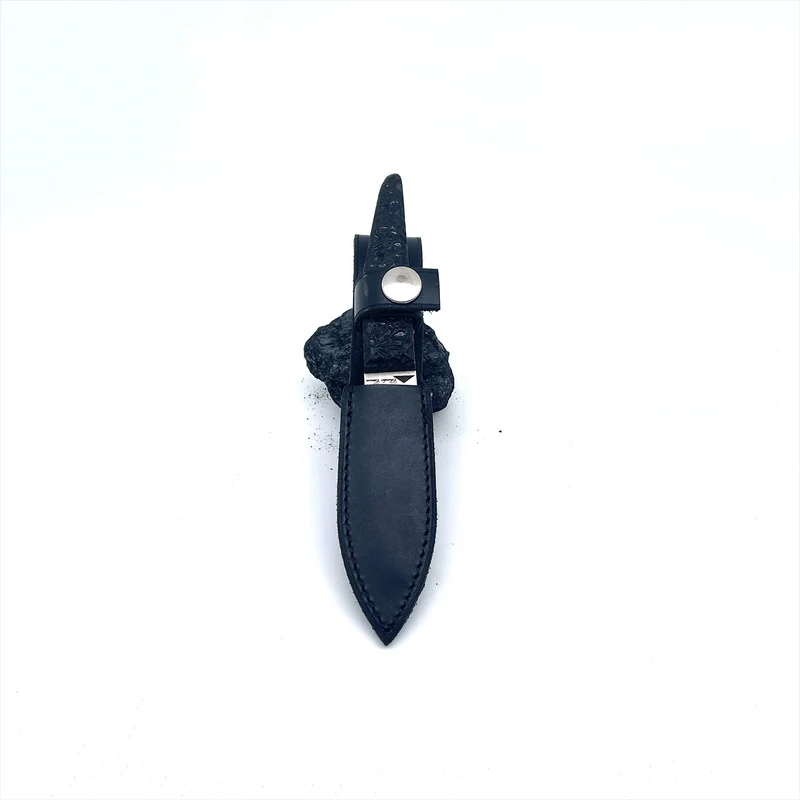 Petit cutter avec un manche en charbon poli