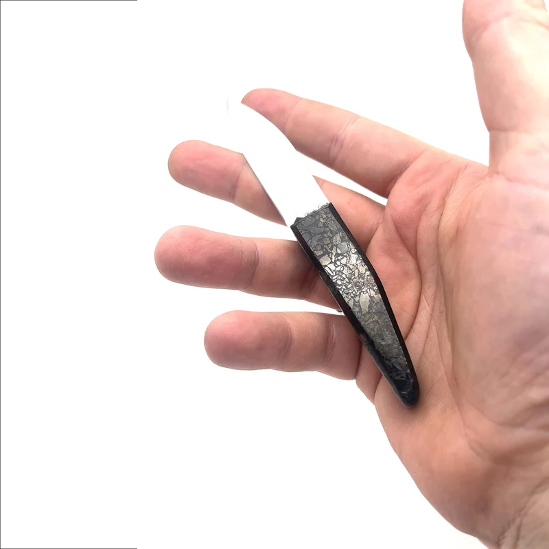 Petit cutter avec un manche en charbon poli