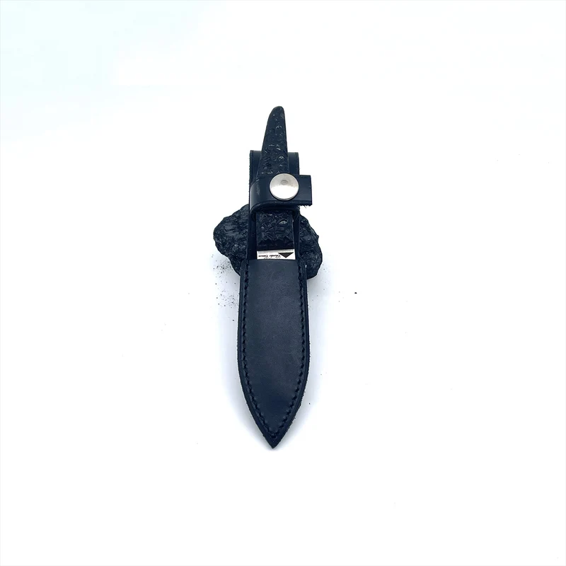Petit cutter avec un manche en charbon brut