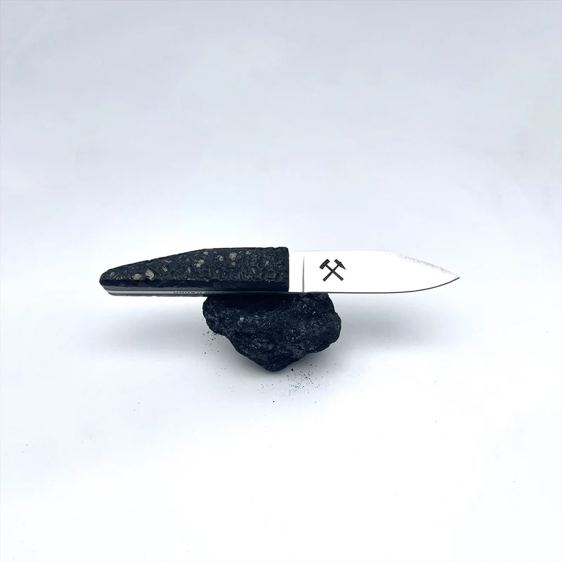 Couteau à huître manche en CHARBON BRUT