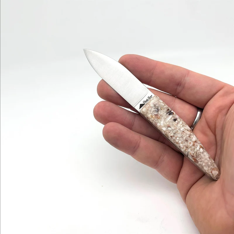 Petit cutter avec un manche en coquilles Saint Jacques recyclées