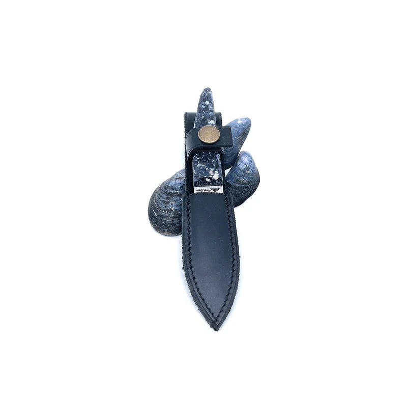 Petit cutter avec un manche en coquilles de moules recyclées