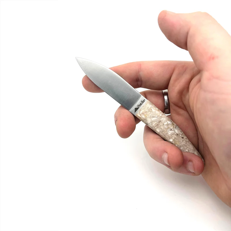 Petit cutter avec un manche en coquilles d'huîtres recyclées