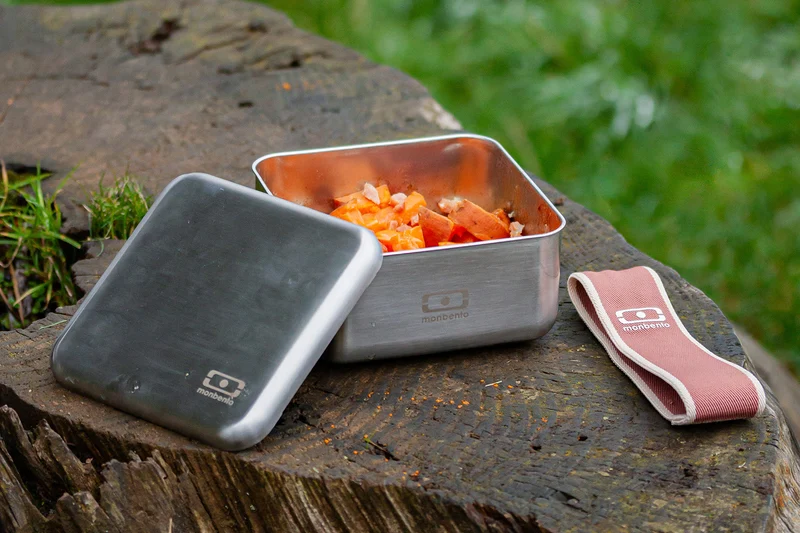 Lunch box en inox Monbento Sense L rose moka 1L pour micro-ondes
