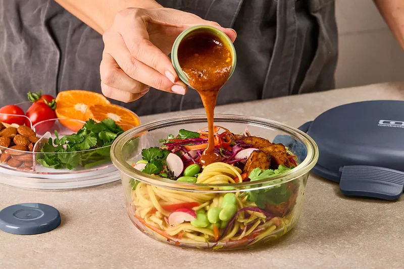 Bol à salade Monbento Sunny en verre 950ml bleu avec pain de glace