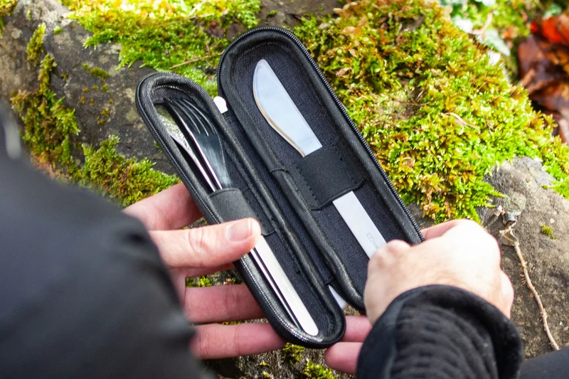 Set couverts nomades Monbento Slim Nest noir avec étui de rangement