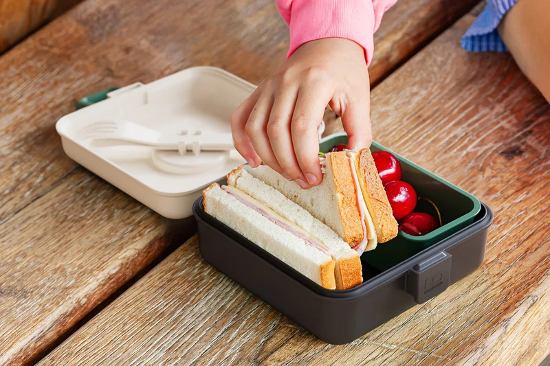 Boîte à sandwich enfant Monbento Snacky avec couverts bleu camo