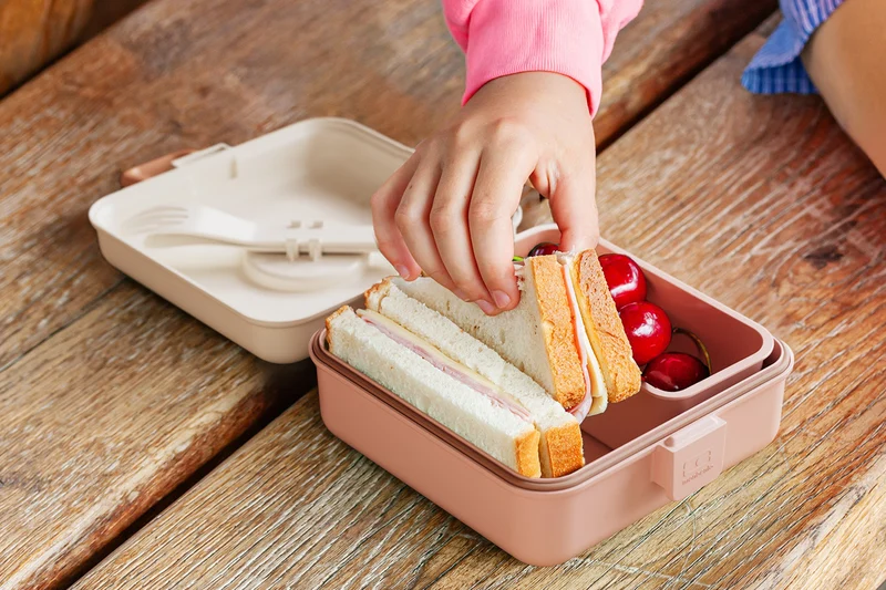 Boîte à sandwich enfant Monbento Snacky avec couverts rose léopard