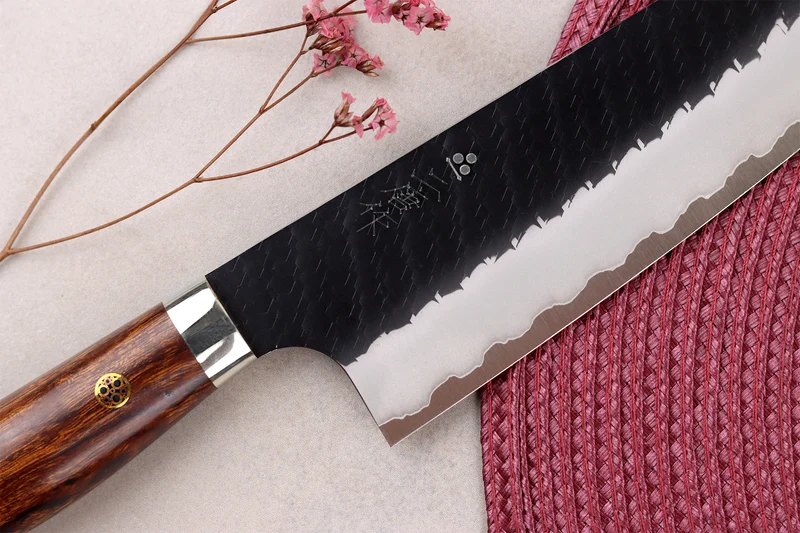 Couteau santoku 17cm japonais artisanal Nigara Hamono Black Tsuchime SG2 manche bois de fer
