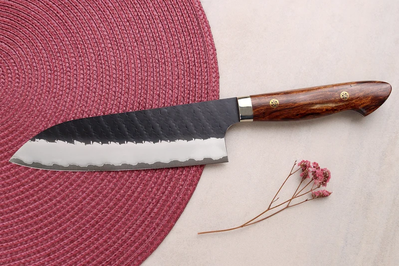 Couteau santoku 17cm japonais artisanal Nigara Hamono Black Tsuchime SG2 manche bois de fer