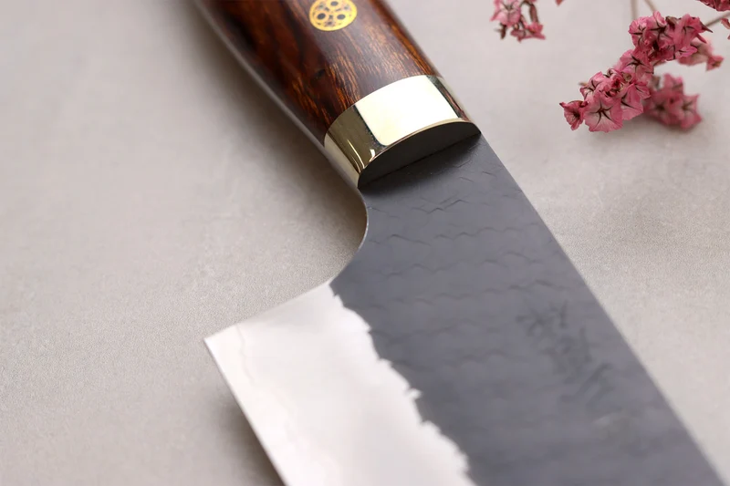 Couteau santoku 17cm japonais artisanal Nigara Hamono Black Tsuchime SG2 manche bois de fer