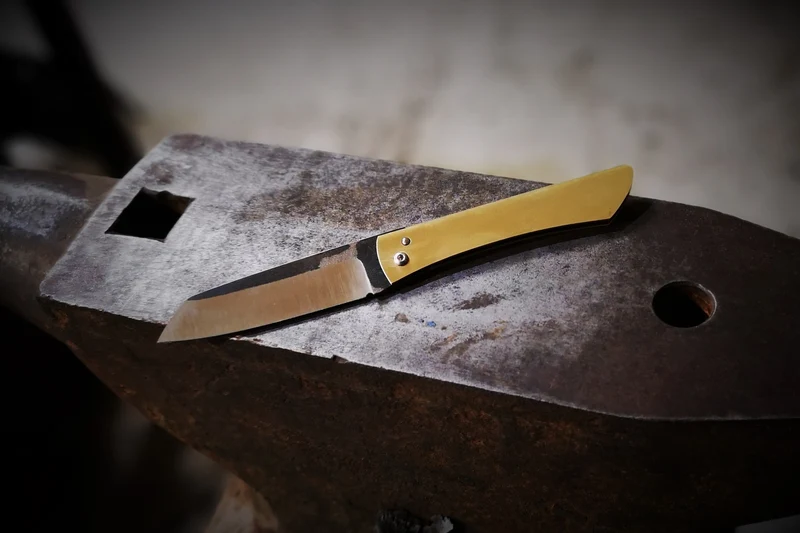 Stage couteau pliant à friction