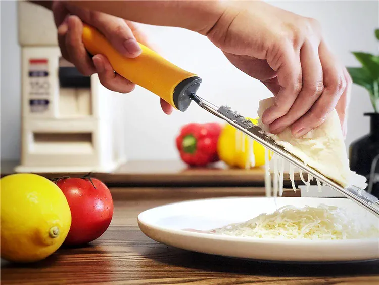 Zesteur en Acier Inoxydable pour Agrumes et Fromage | Avec Brosse