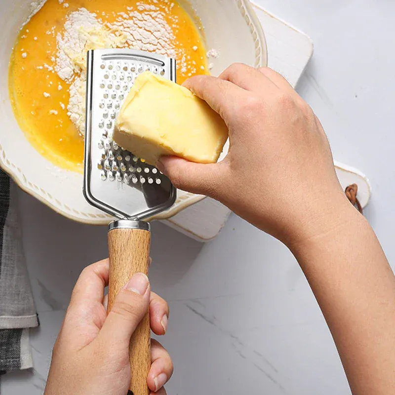 Râpe à Fromages et Légumes avec Poignée en Bois