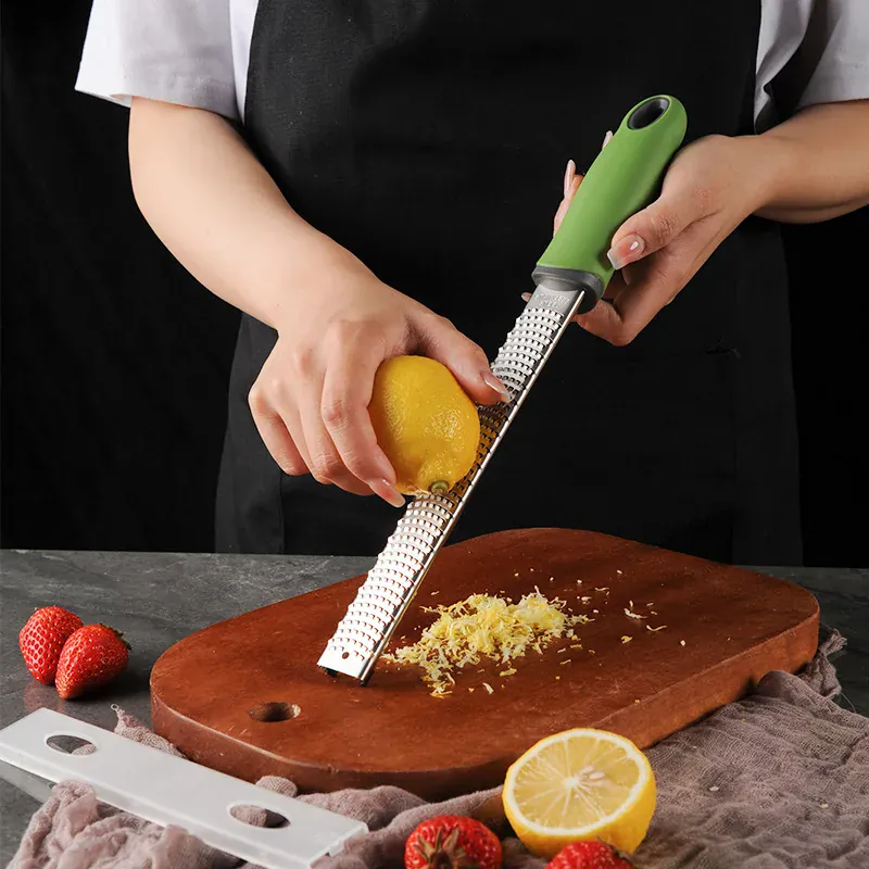 Zesteur en Inox pour Fruits et Fromage - 4 Lames Poignée Antidérapante