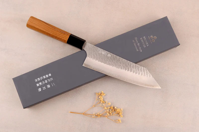 Couteau bunka 17cm japonais artisanal Nigara Hamono Migaki Tsuchime SG2 teck