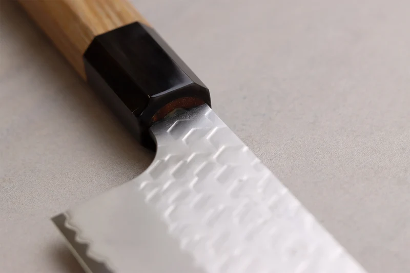 Couteau santoku 17cm japonais artisanal Nigara Hamono Migaki Tsuchime SG2 teck