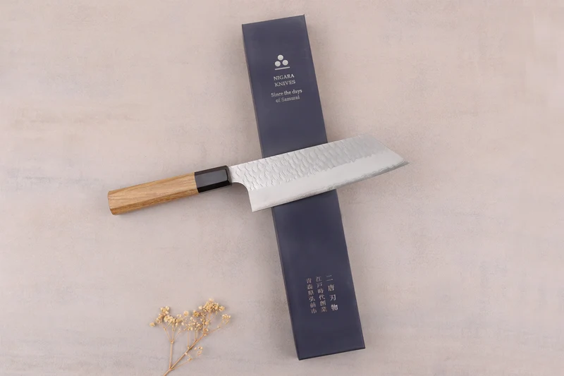 Couteau nakiri kiritsuke 17cm japonais artisanal Nigara Hamono Migaki Tsuchime SG2 teck