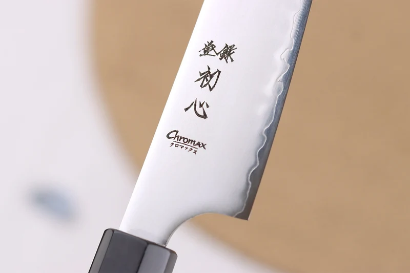 Couteau universel 14cm japonais artisanal Hatsukokoro Chromax manche en teck