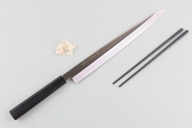 Couteau fuguhiki 33cm Sakai Takayuki BS2 Honyaki poli miroir en ébène et saya en magnolia noir