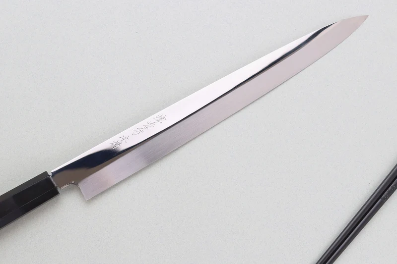 Couteau fuguhiki 33cm Sakai Takayuki BS2 Honyaki poli miroir en ébène et saya en magnolia noir