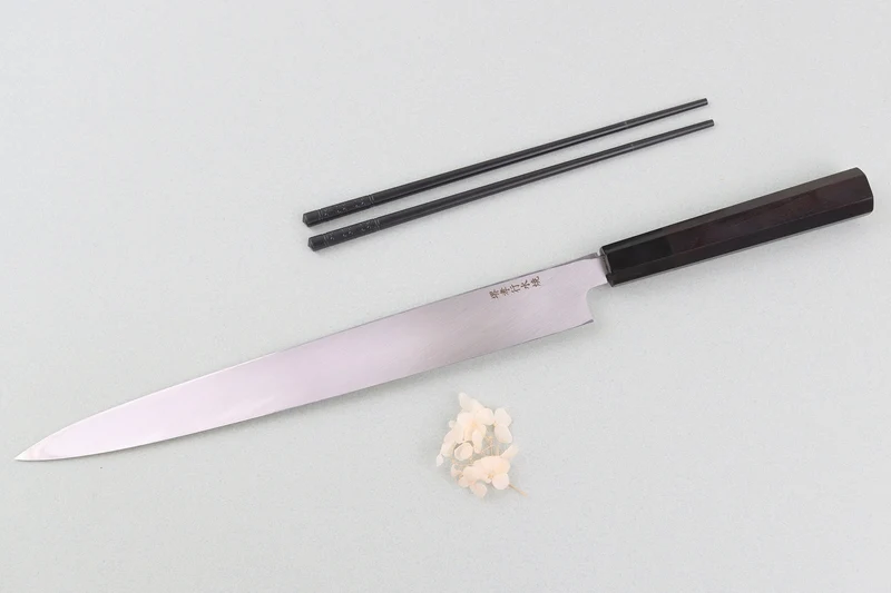 Couteau fuguhiki 33cm Sakai Takayuki BS2 Honyaki poli miroir en ébène et saya en magnolia noir