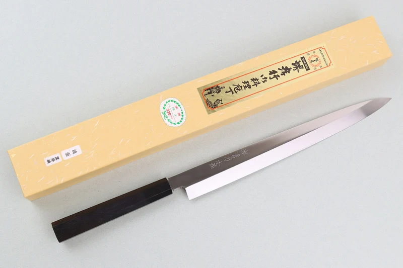 Couteau fuguhiki 33cm Sakai Takayuki BS2 Honyaki poli miroir en ébène et saya en magnolia noir