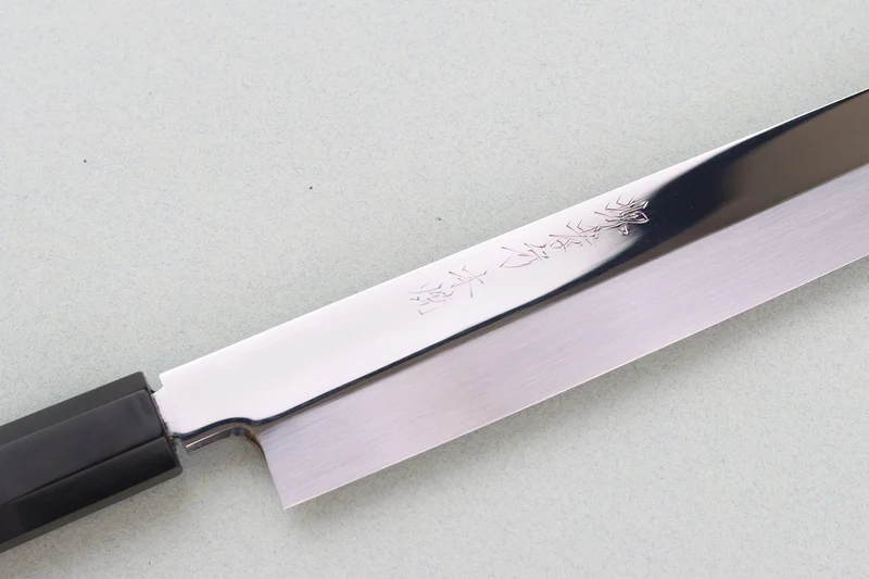 Couteau fuguhiki 33cm Sakai Takayuki BS2 Honyaki poli miroir en ébène et saya en magnolia noir