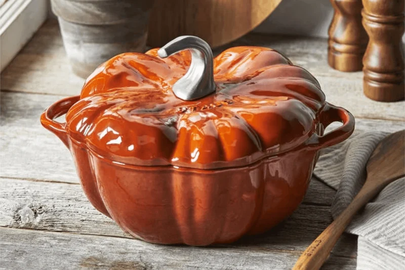 Cocotte Staub citrouille en fonte émaillée orange 24cm