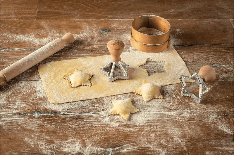 Set de 2 emporte pièces à biscottini Marcato motifs étoiles et fleurs