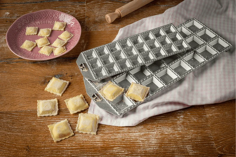 Moule à raviolis Marcato Classic 24 empreintes carrées + mini rouleau en bois