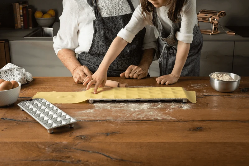 Moule à raviolis Marcato Classic 24 empreintes carrées + mini rouleau en bois