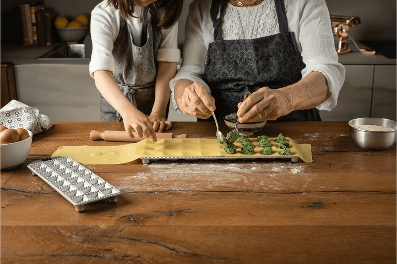 Moule à raviolis Marcato Classic 24 empreintes carrées + mini rouleau en bois