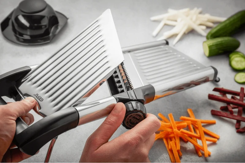 Mandoline Gefu Volari en acier inoxydable 41,5cm avec poussoir