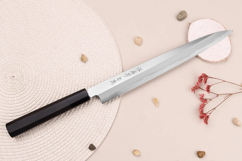 Couteau yanagiba japonais artisanal 27cm Sakai Takayuki Byakko manche en ébène + étui