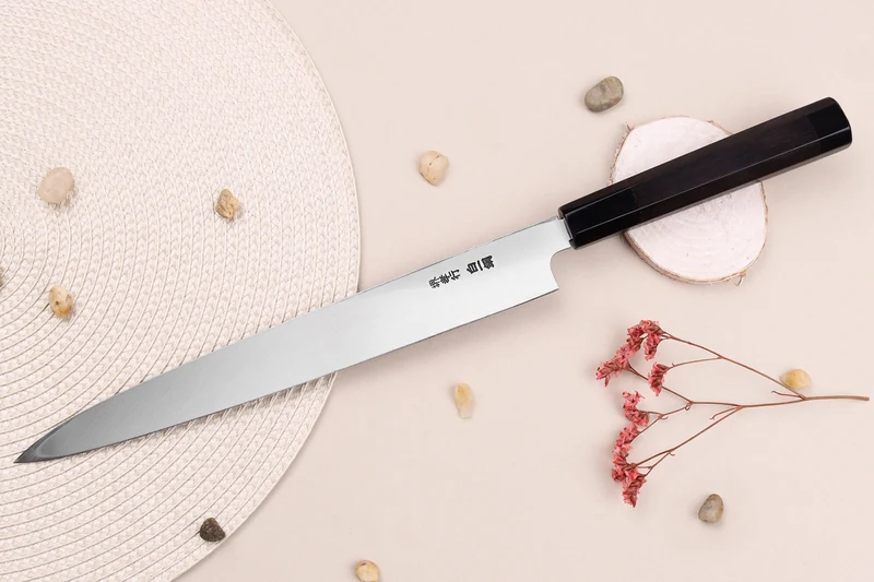 Couteau yanagiba japonais artisanal 27cm Sakai Takayuki Byakko manche en ébène + étui