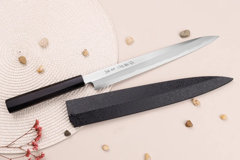 Couteau yanagiba japonais artisanal 27cm Sakai Takayuki Byakko manche en ébène + étui