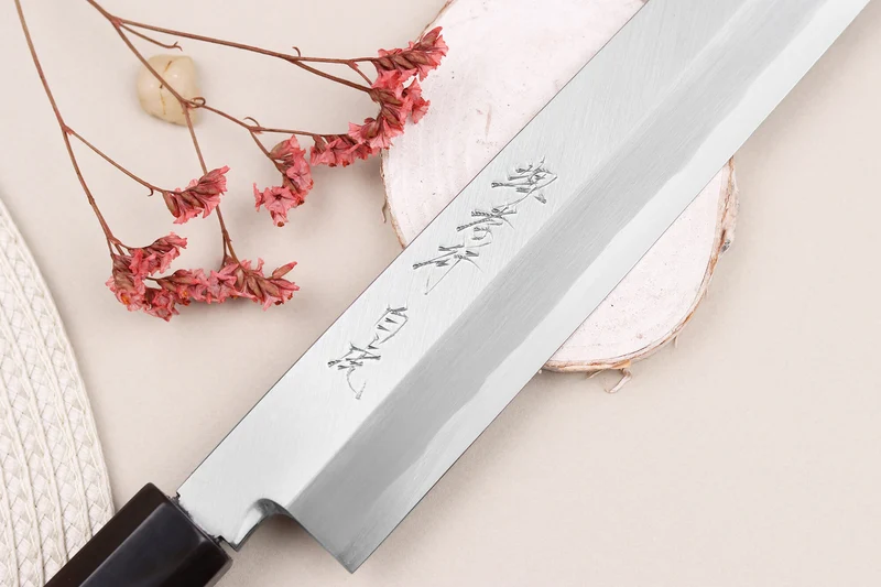 Couteau yanagiba japonais artisanal 33cm Sakai Takayuki Byakko manche en ébène + étui