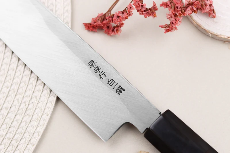 Couteau yanagiba japonais artisanal 33cm Sakai Takayuki Byakko manche en ébène + étui