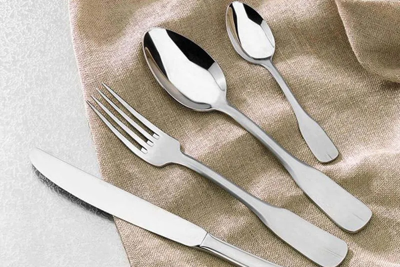 Ménagère 24 couverts de table Vieux Paris Satiné Amefa inox 18/0