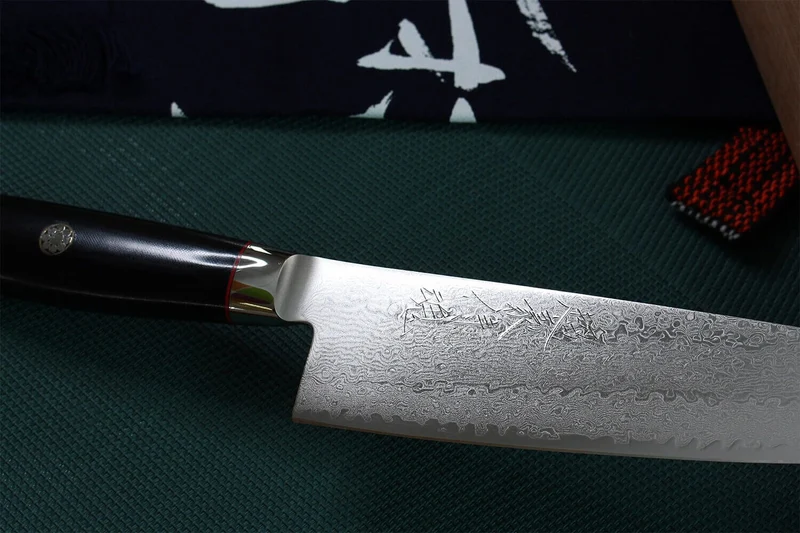 Couteau santoku japonais Yaxell SuperGou Ypsilon 16.5cm damas 193 couches