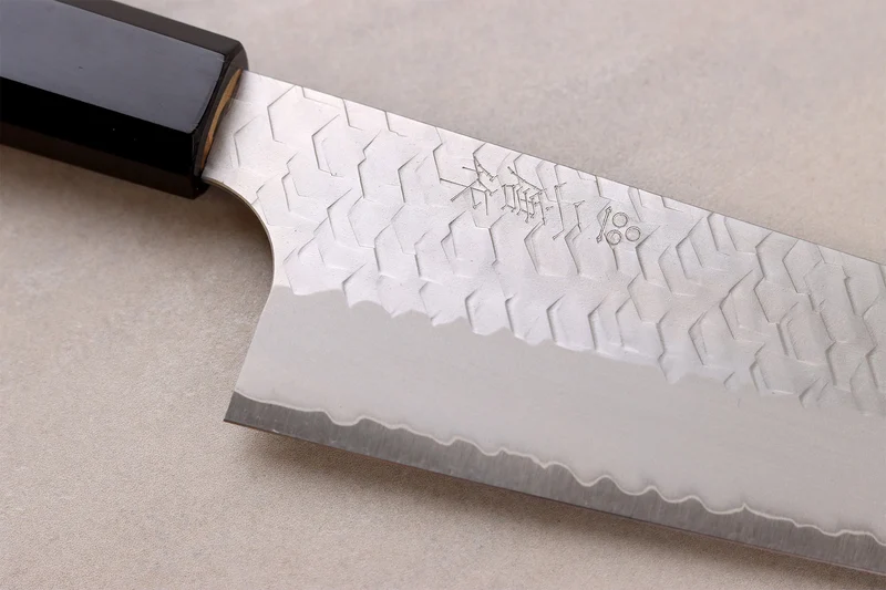 Couteau de chef kiritsuke 20cm japonais artisanal Nigara Hamono Migaki Tsuchime SG2 teck