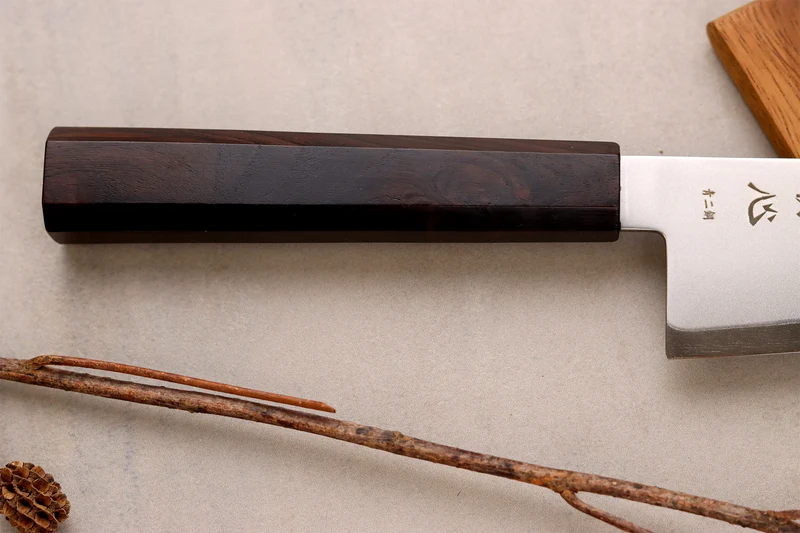 Couteau de chef gyuto 21cm japonais artisanal Hatsukokoro Kaijin BS2 ébène